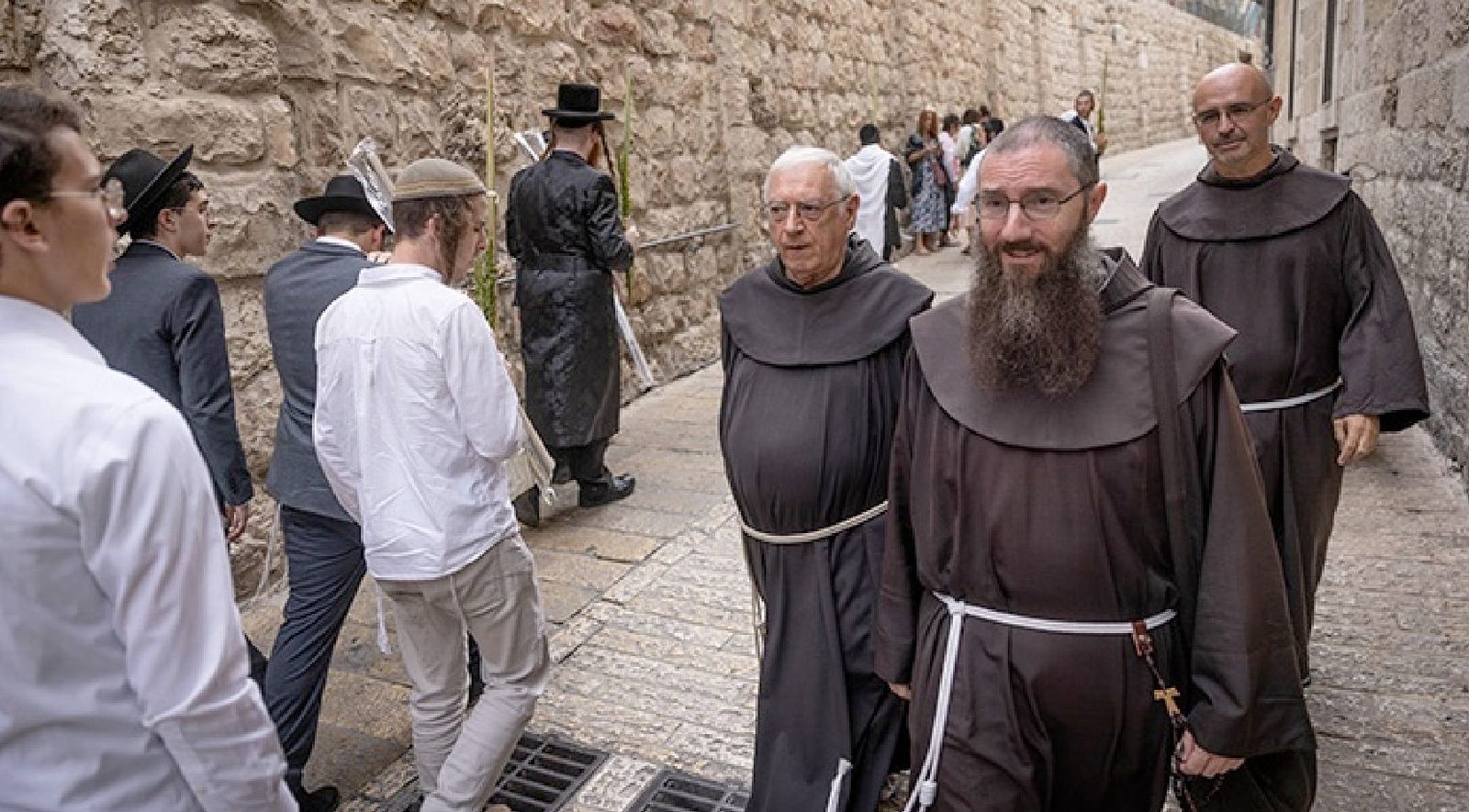 Tres Frailes Menores se Encuentran con Algunos judíos ortodoxos en Jerusalén
