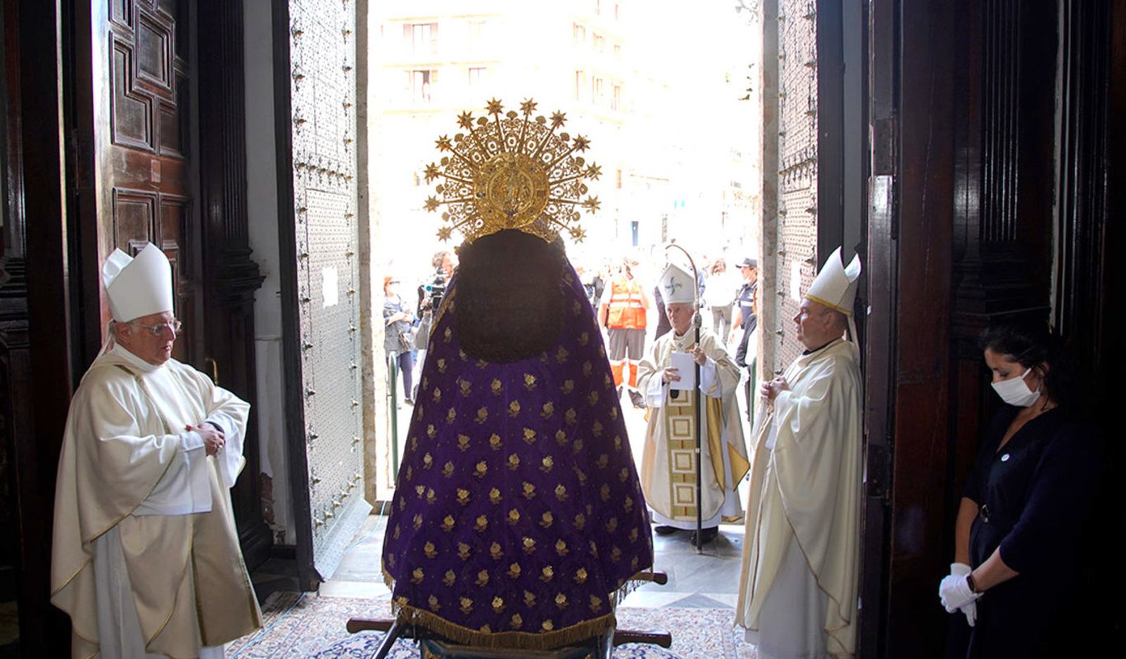 La Virgen en la puerta de la Basílica.