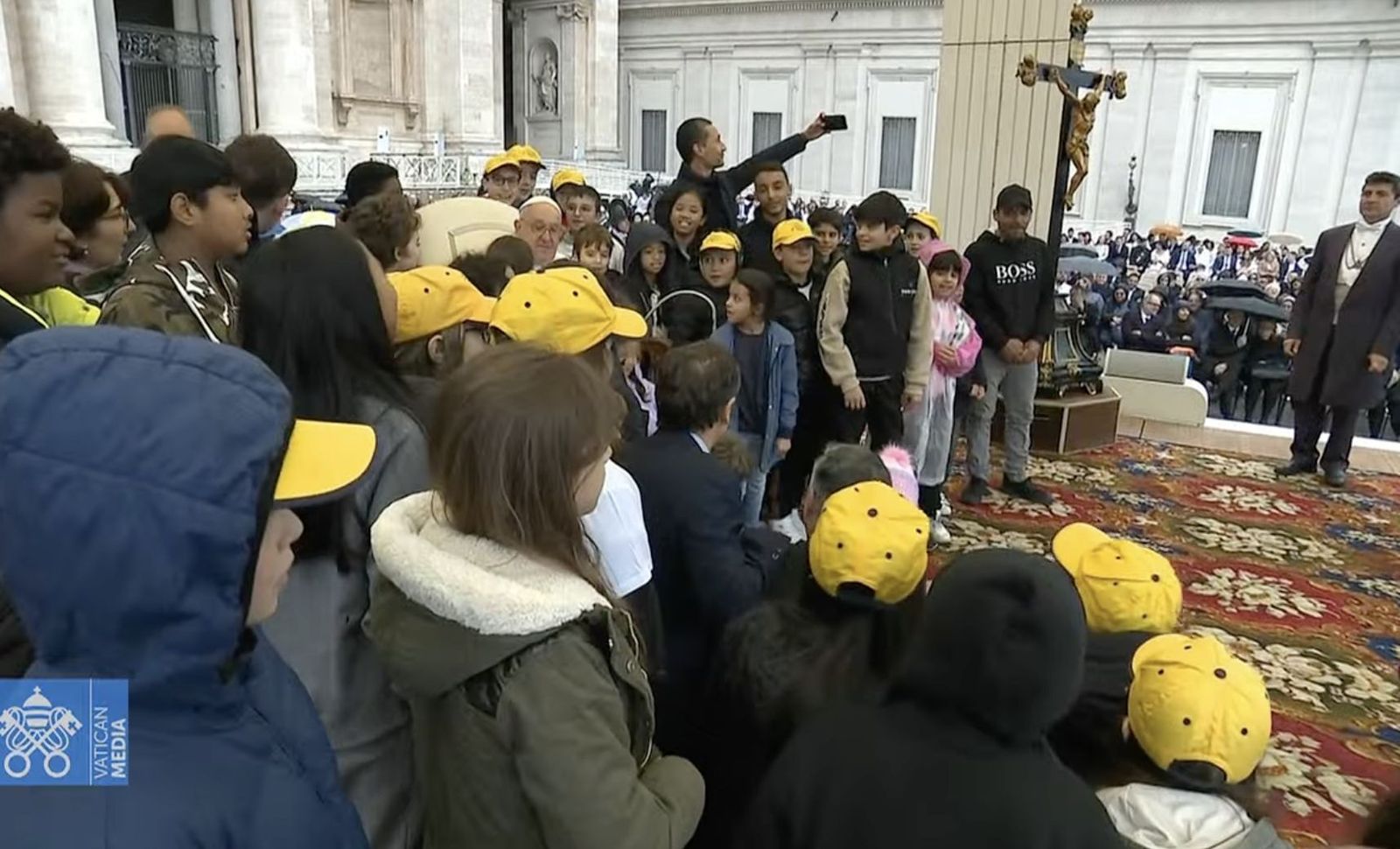 El Papa, rodeado por un grupo de niños durante la audiencia