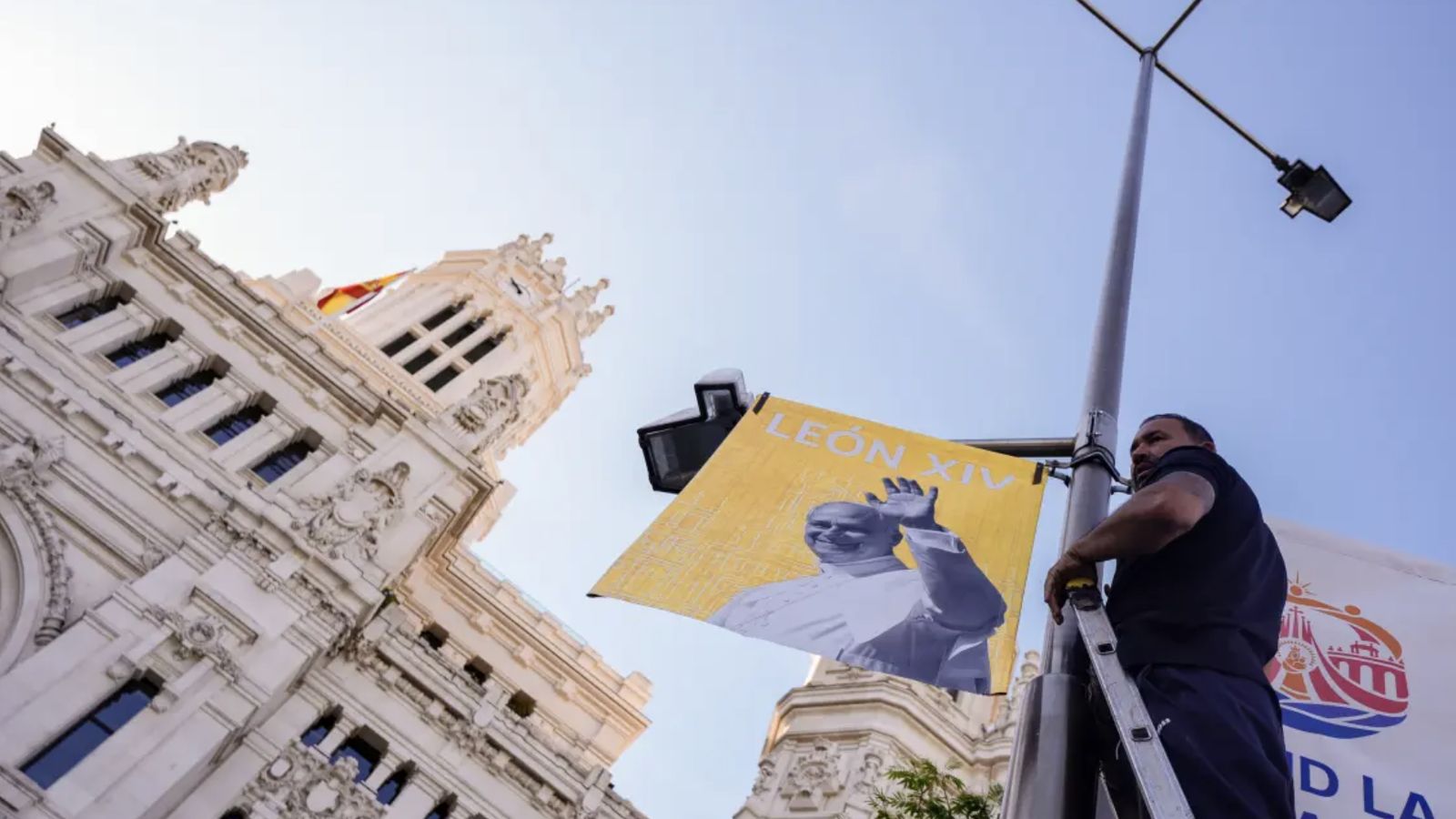 Funcionarios colocan banderolas con la imagen del Papa en Madrid