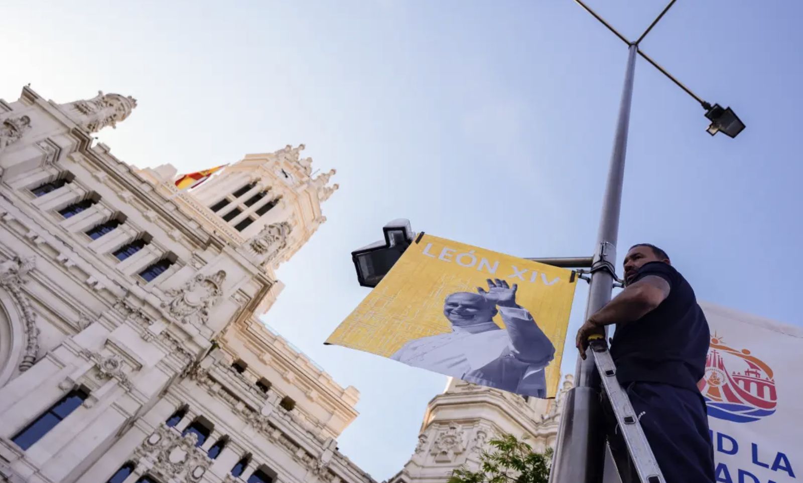 Funcionarios colocan banderolas con la imagen del Papa en Madrid
