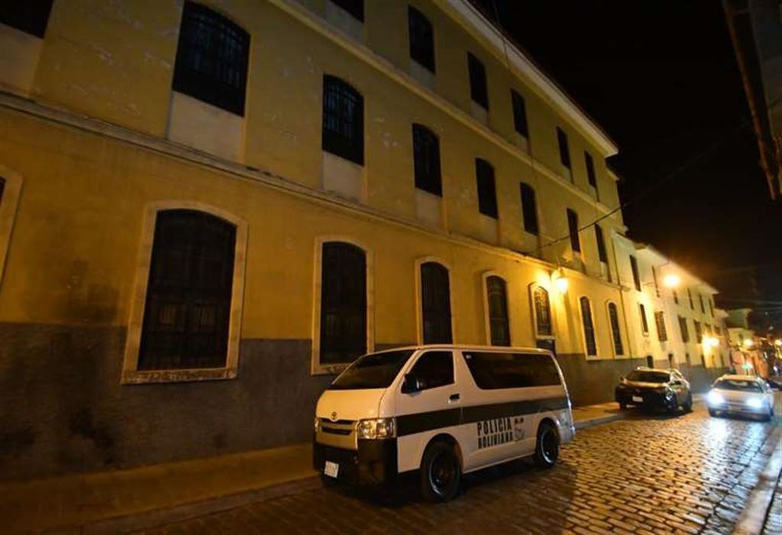 El coche de la policía frente a las oficinas de los jesuitas