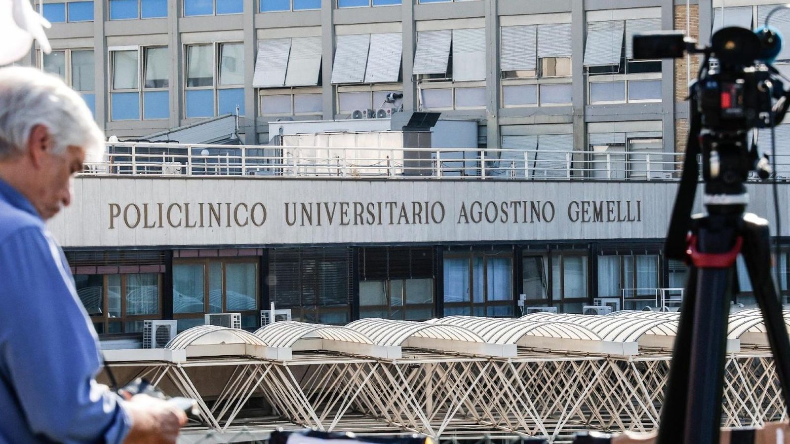 La prensa sigue la evolución de la recuperación de Francisco