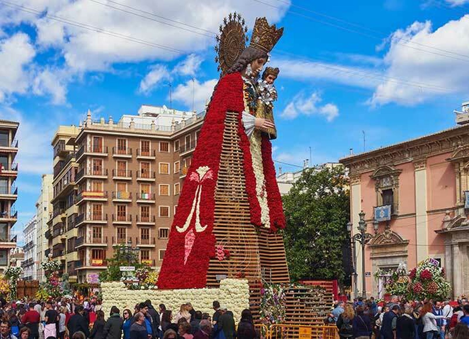 Virgen de los Desamparados hecha con flores de la Ofrenda.
