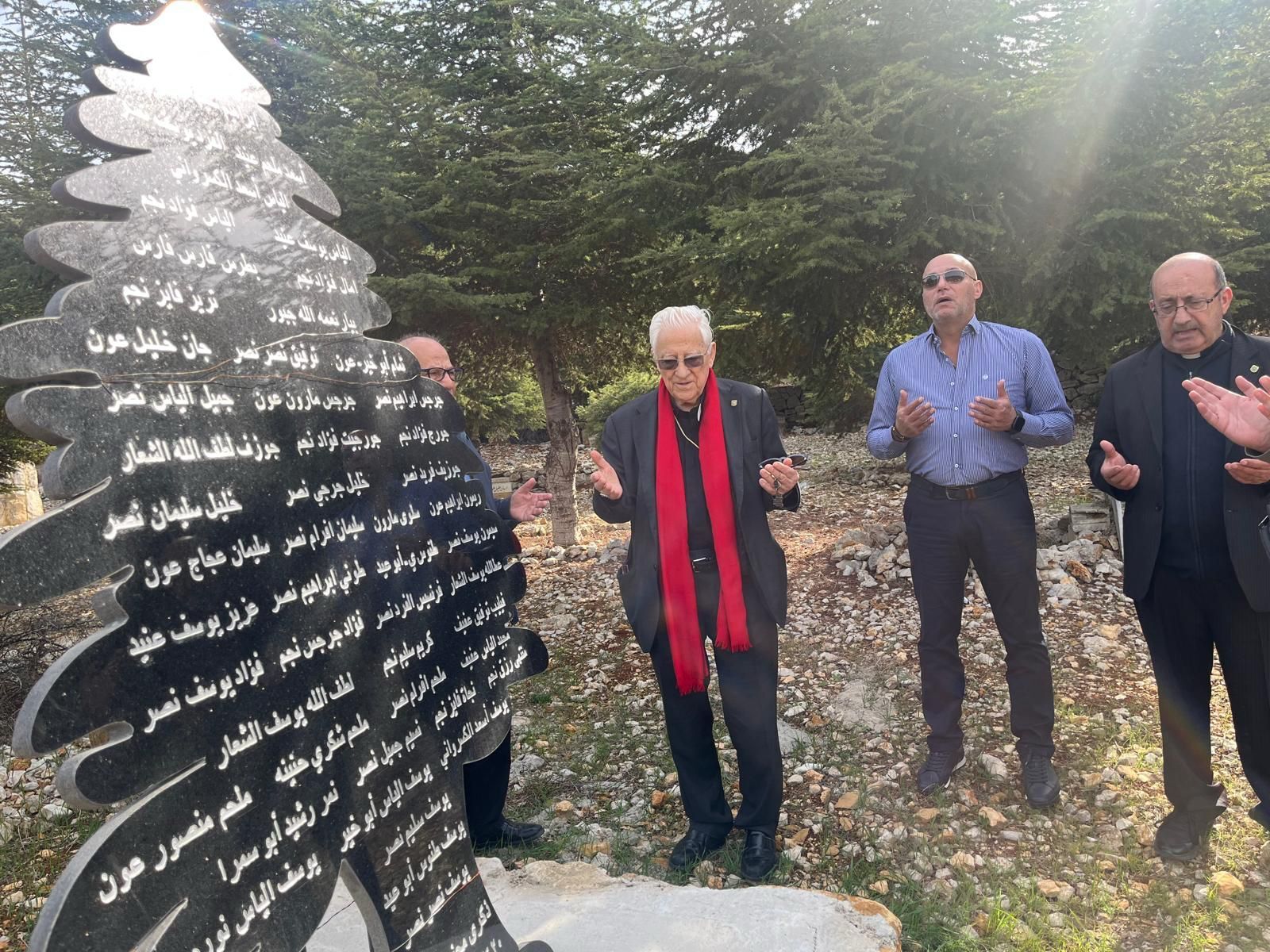 El padre Ángel en el monumento a los caídos en la guerra de Líbano
