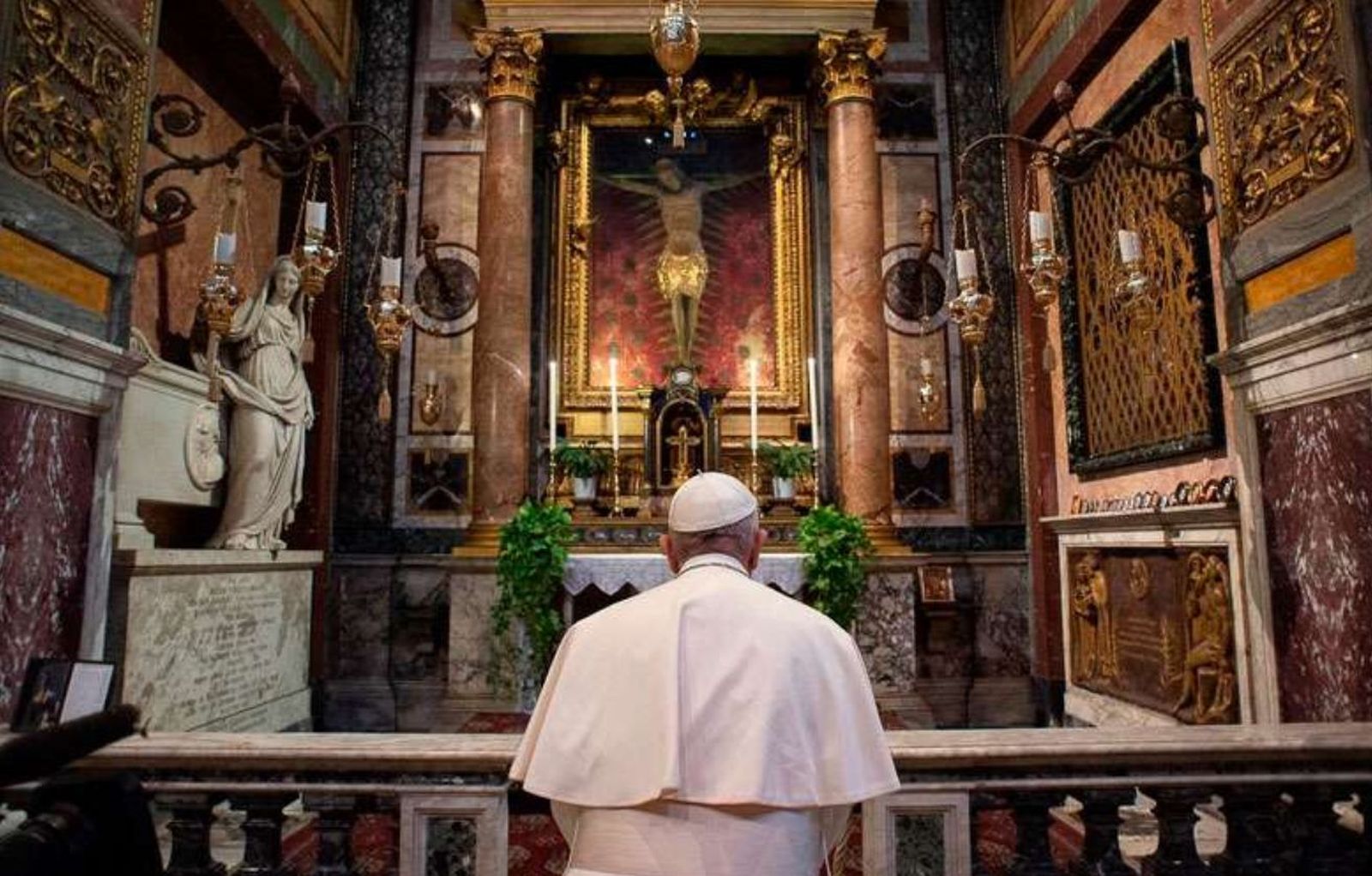 El papa reza ante el crucifijo de la "Gran Peste"