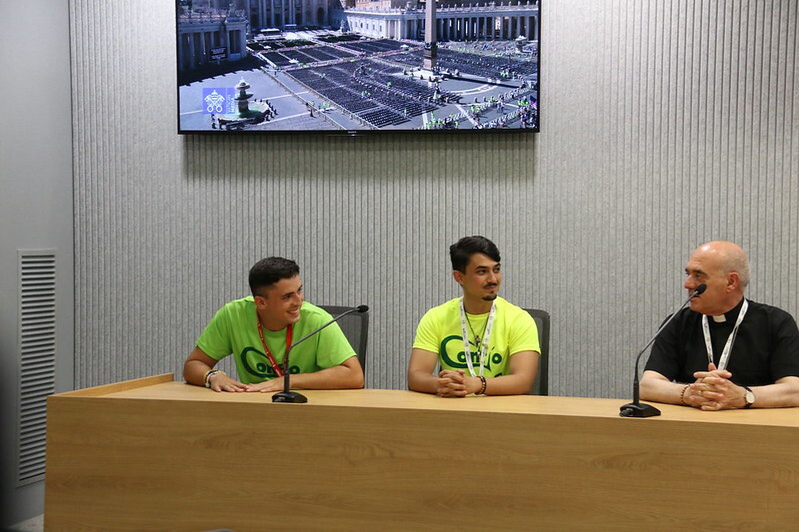 Arturo Ros, con los dos jóvenes españoles