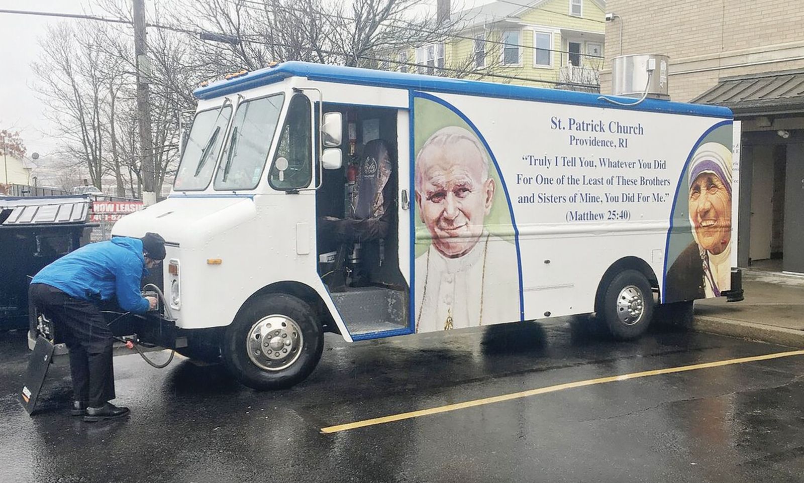 James Ruggieri con la furgoneta con la que reparte comida
