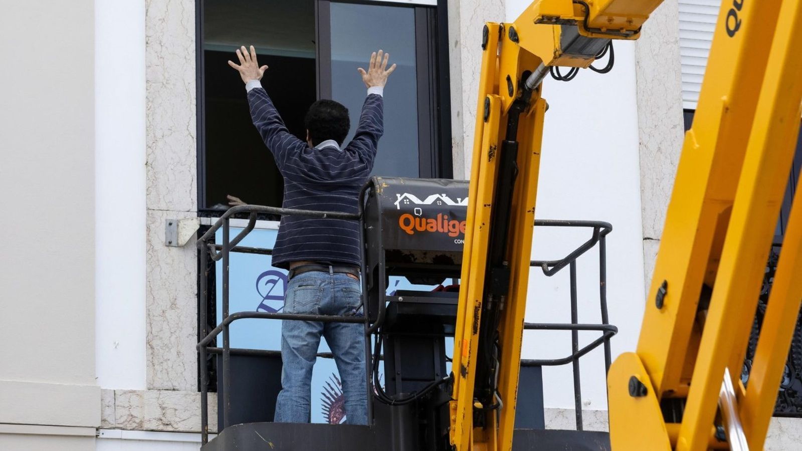 Un hombre es alzado por una grúa en el centro de Portugal para ver a su pariente en una residencia de ancianos