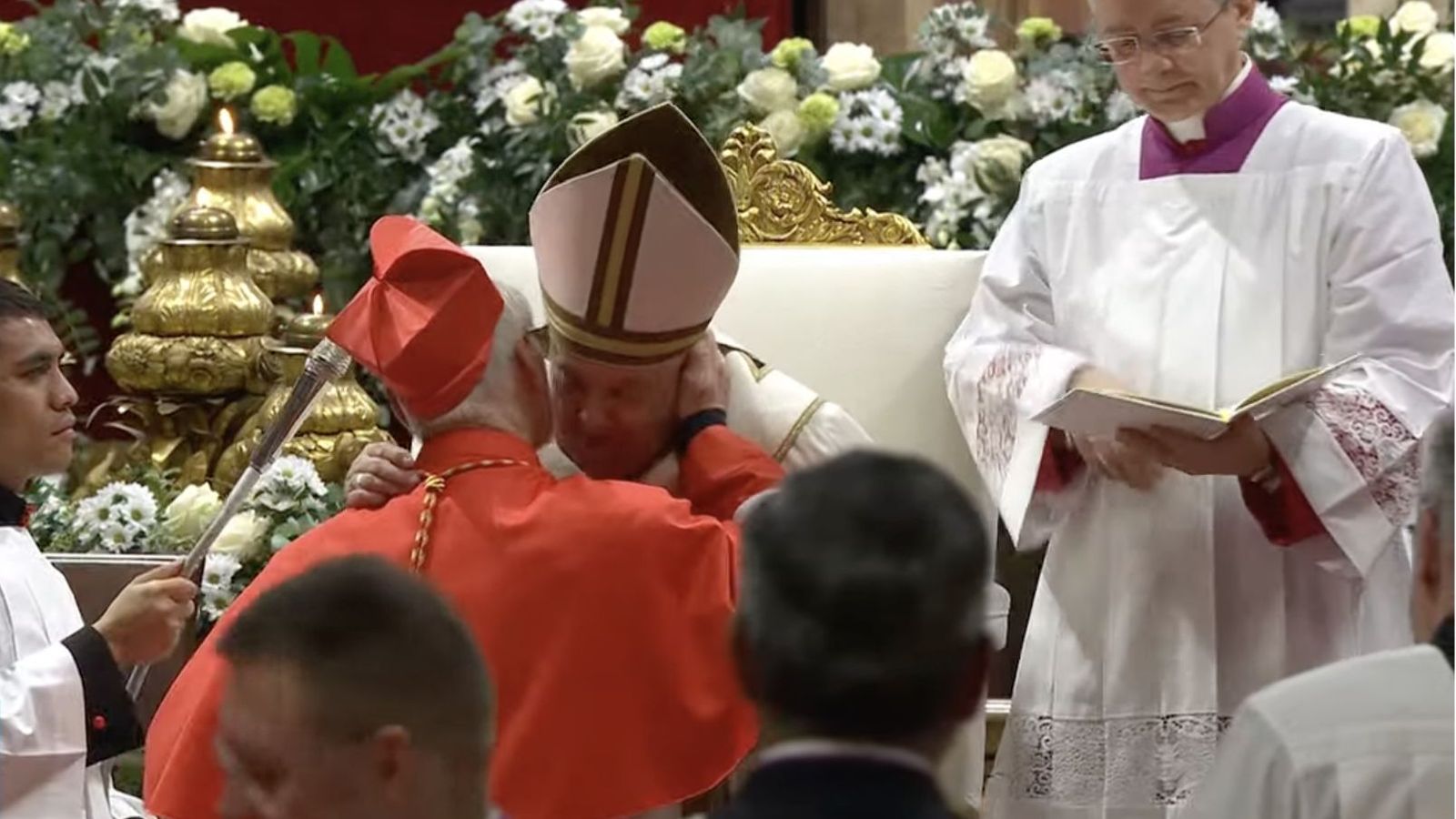 El saludo entre el cardenal primado de Argentina, Bokalic, y el Papa argentino