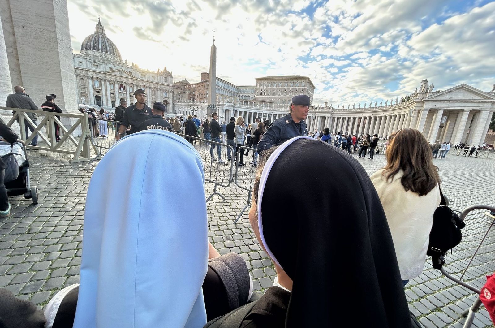 Dos religiosas miran hacia la chimenea sobre la Sixtina