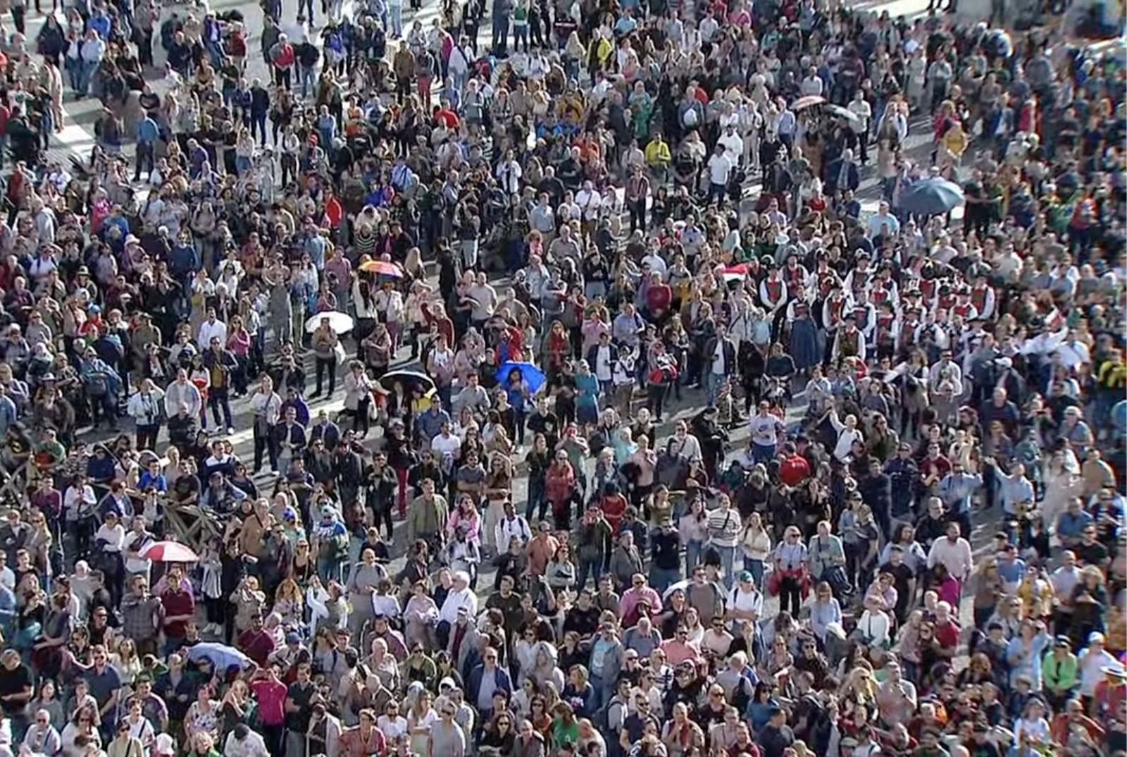 Fieles en la plaza de san Pedro para rezar el ángelus con el Papa