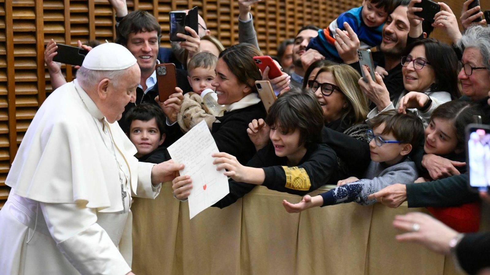 El Papa saluda a los hijos de los empleados de los medios de comunicación a los que recibió en audiencia
