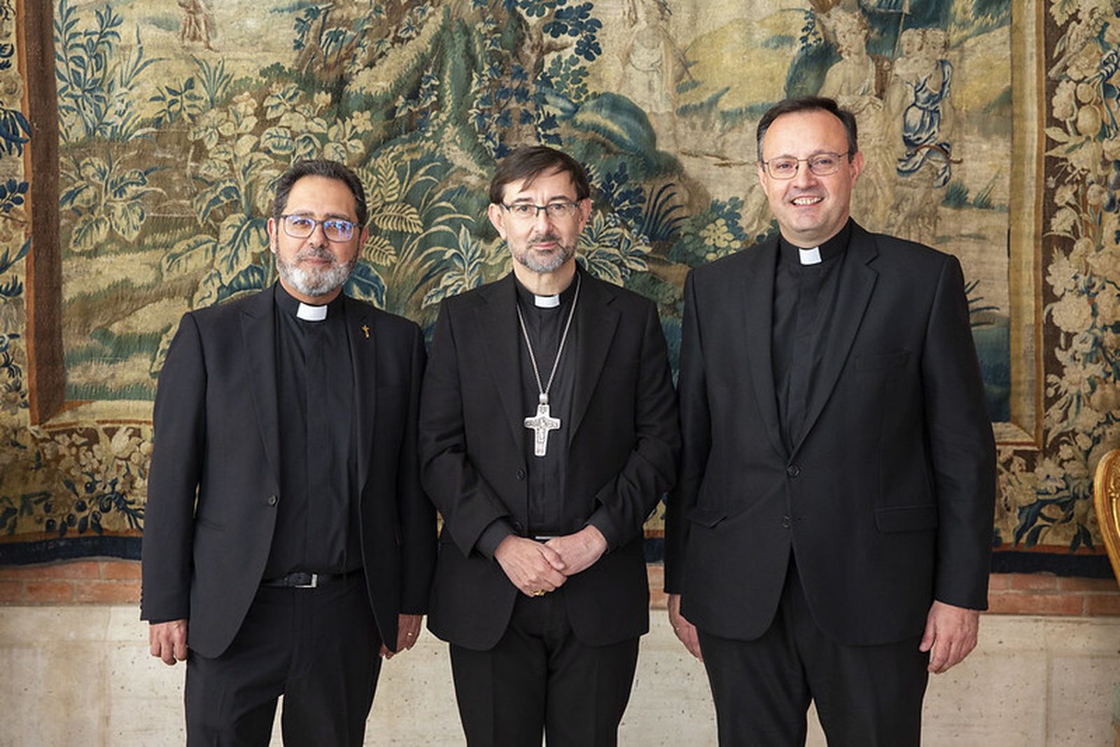Los dos nuevos auxiliares de Madrid, Vicente Martín y José Antonio Álvarez con el cardenal José Cobo