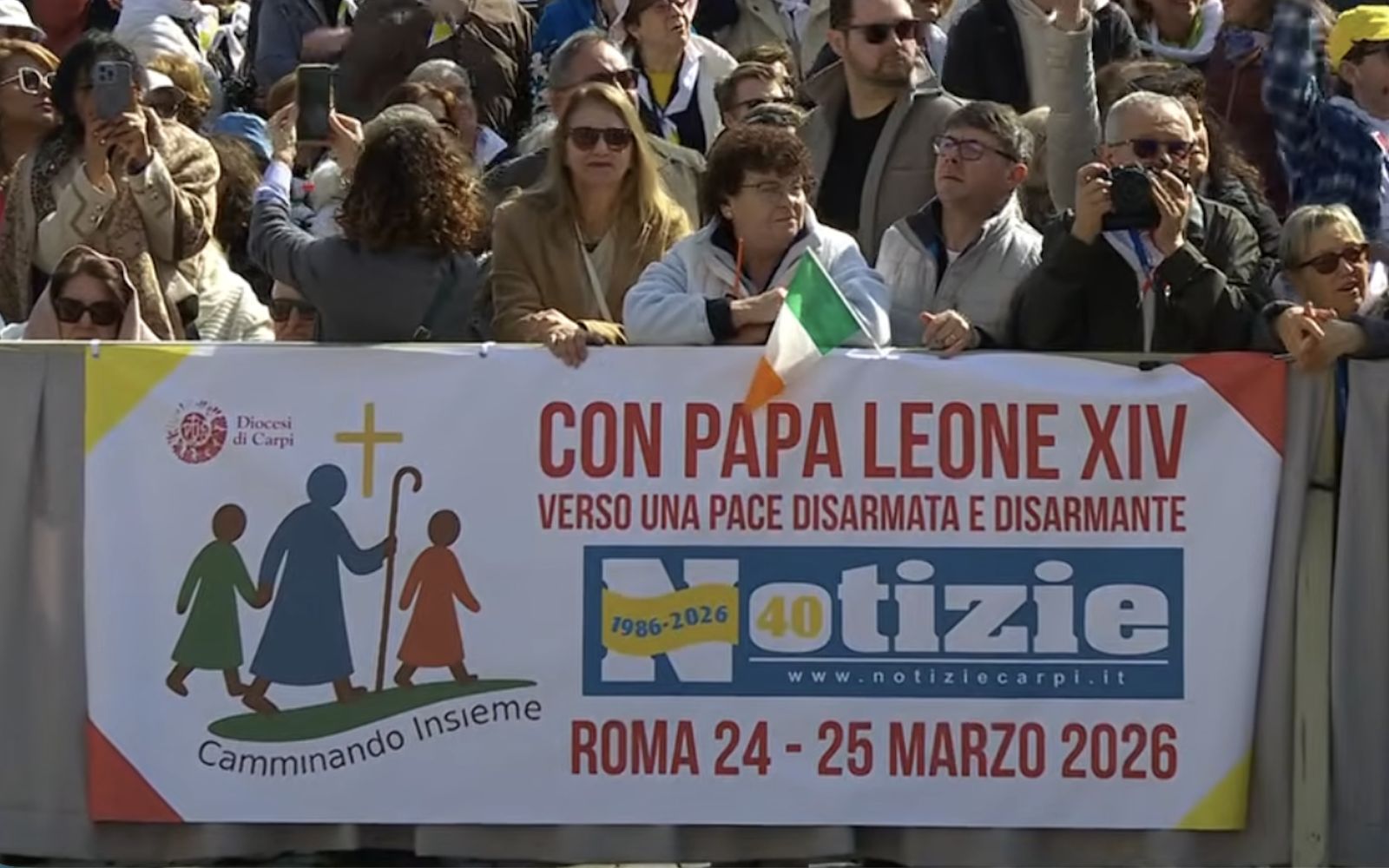 Fieles en la plaza de San Pedro con el mensaje de paz de León XIV