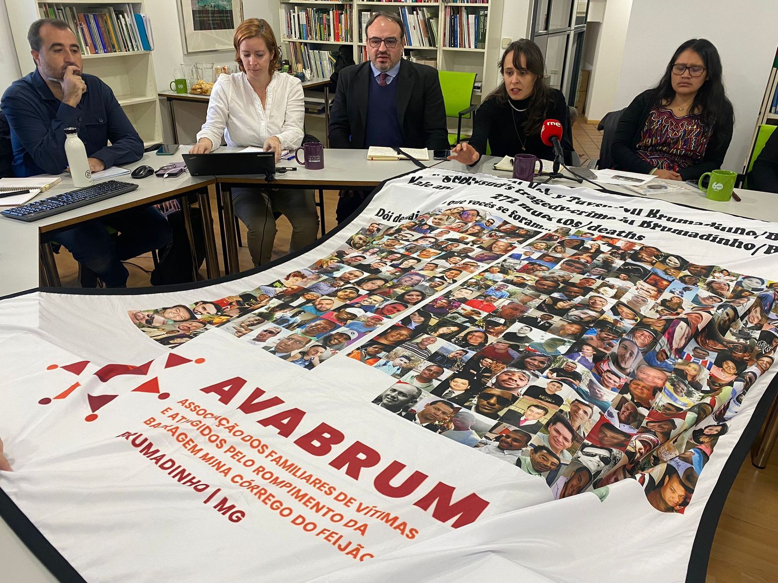 Cartel con los 272 muertos en Brumadinho