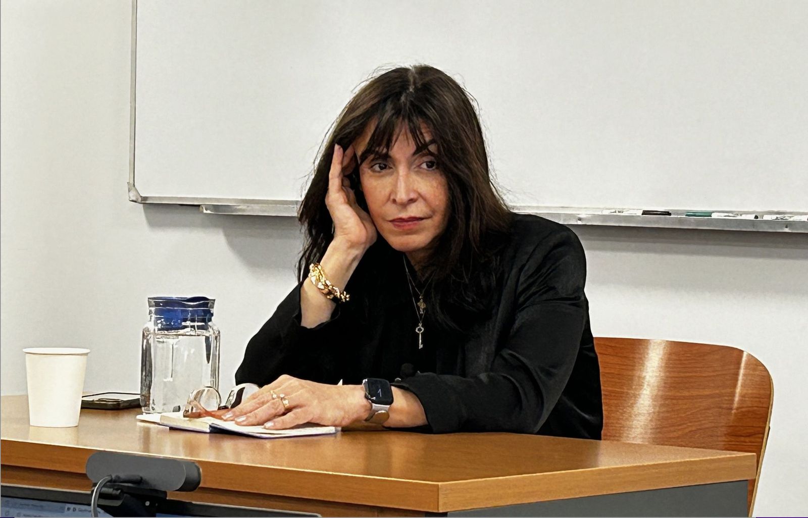 Emilce Cuda escucha la intervención de un asistente a la conferencia