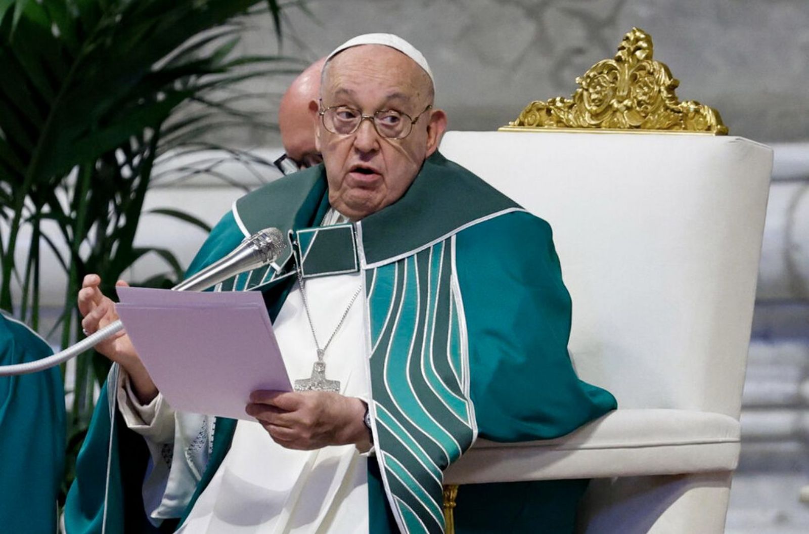 Papa, con capa pluvial verde