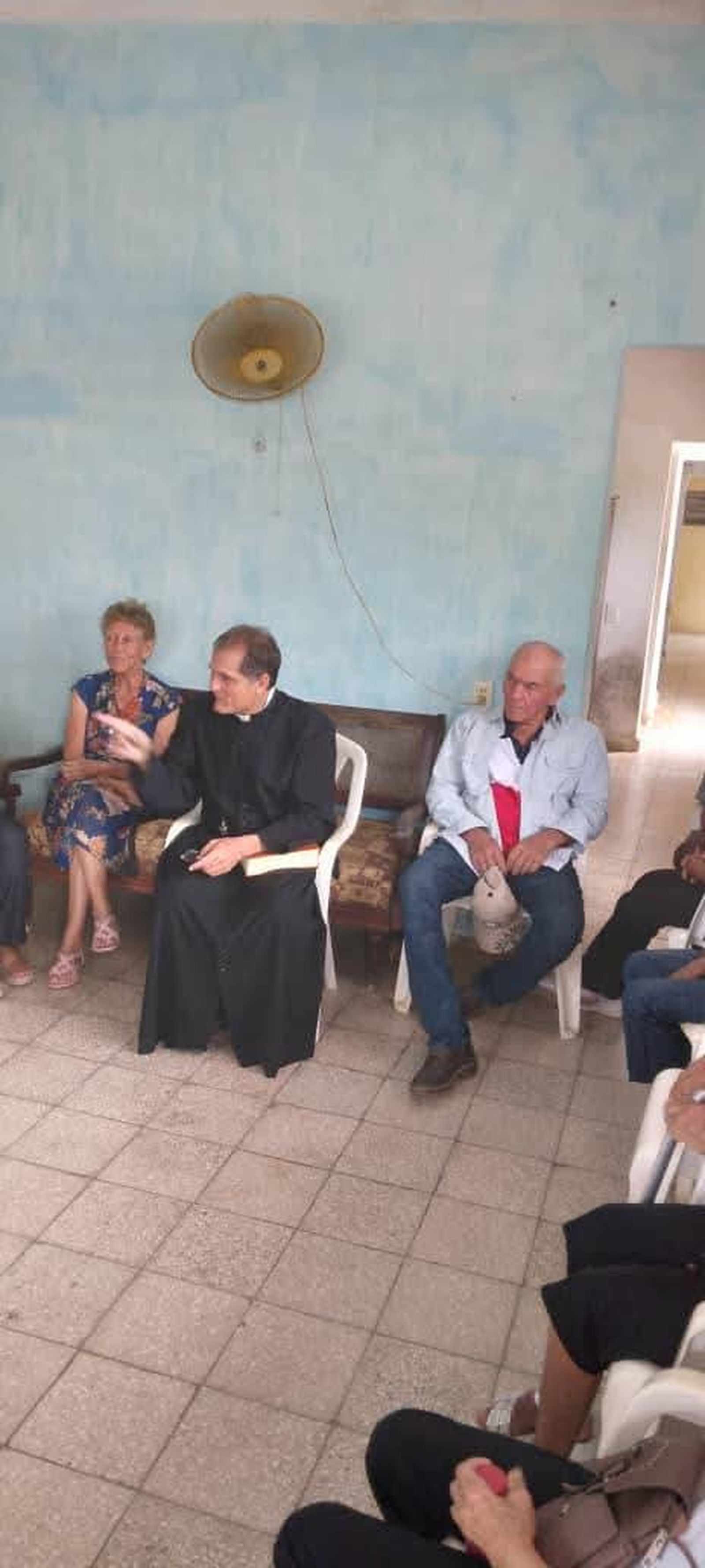 padre Castor con abuelos de la comunidad