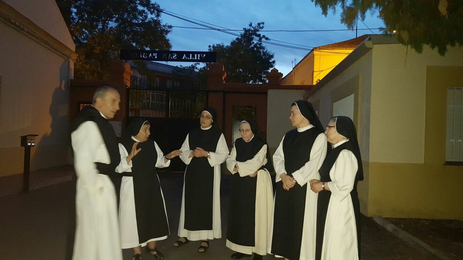 Alegre y algunas monjas cistercienses