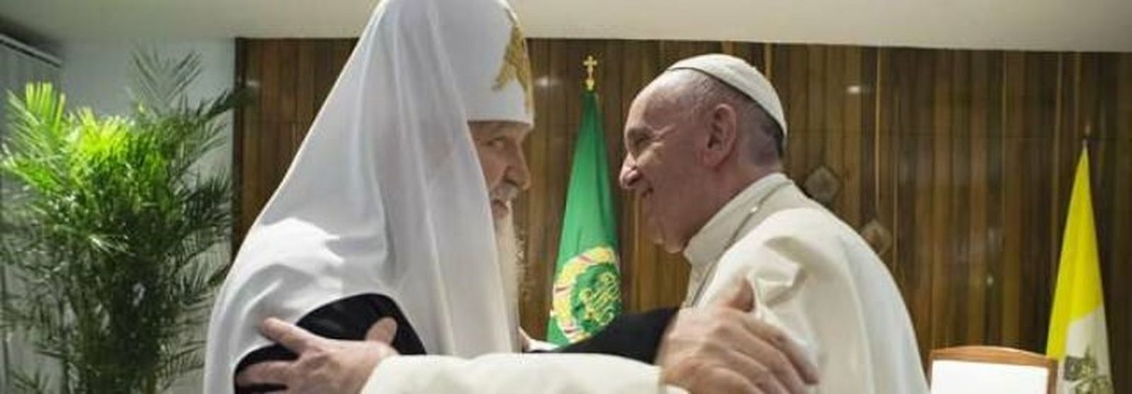 Abrazo entre Kiril y Francisco en La Habana