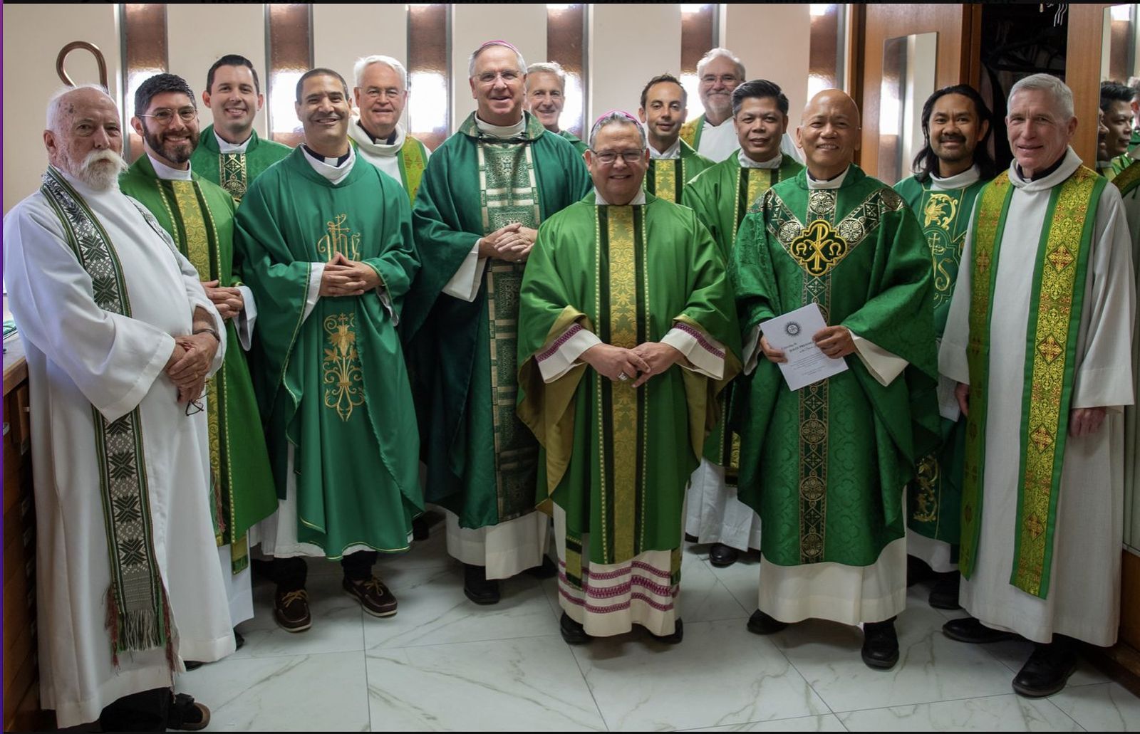 John P. Dolan, obispo de Phoenix, con varios jesuitas que traban en su diócesis