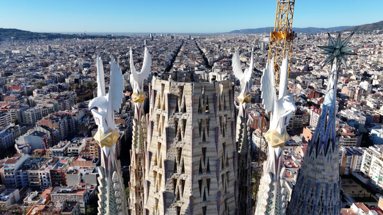 El templo, en construcción