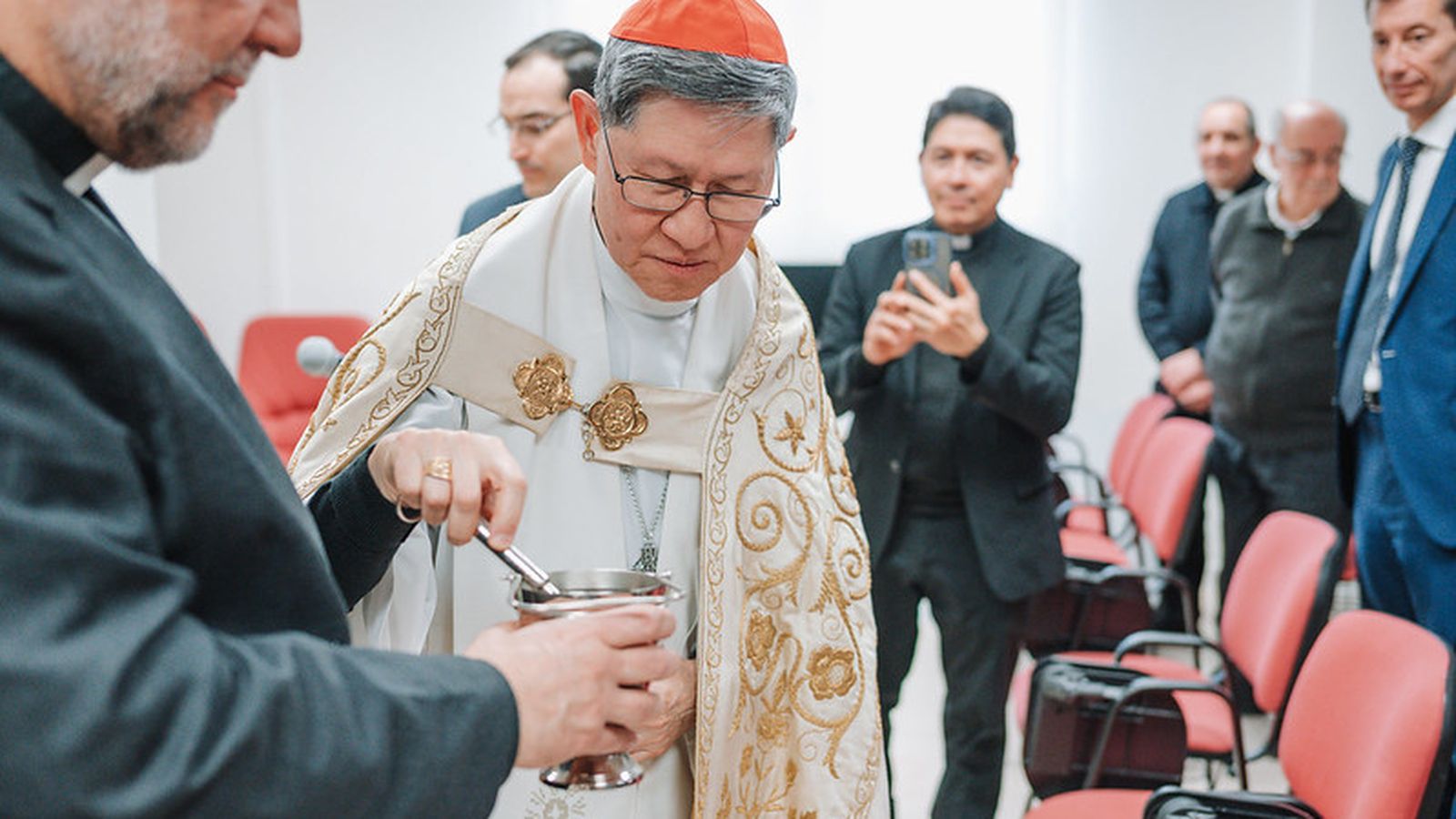 El cardenal filipino, durante la cereminia