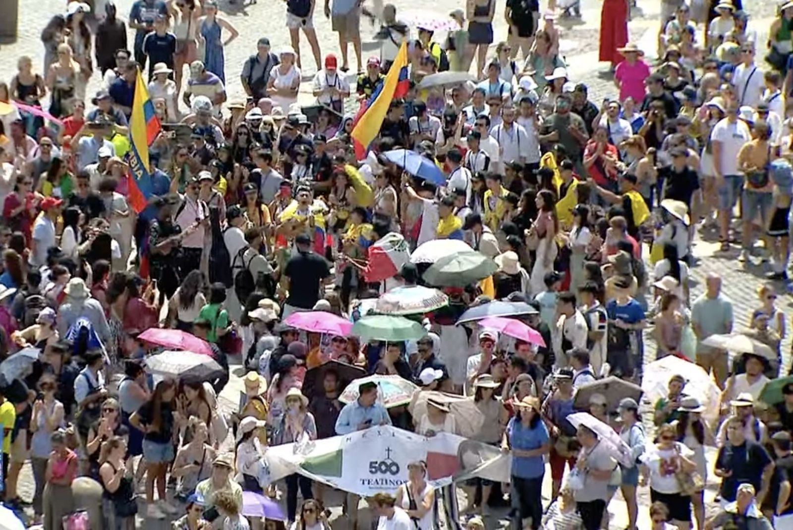 Peregrinos colombianos en la plaza de San Pedro