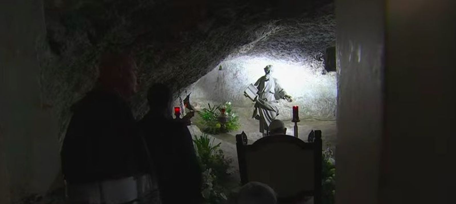 El Papa reza en la gruta de San Pablo