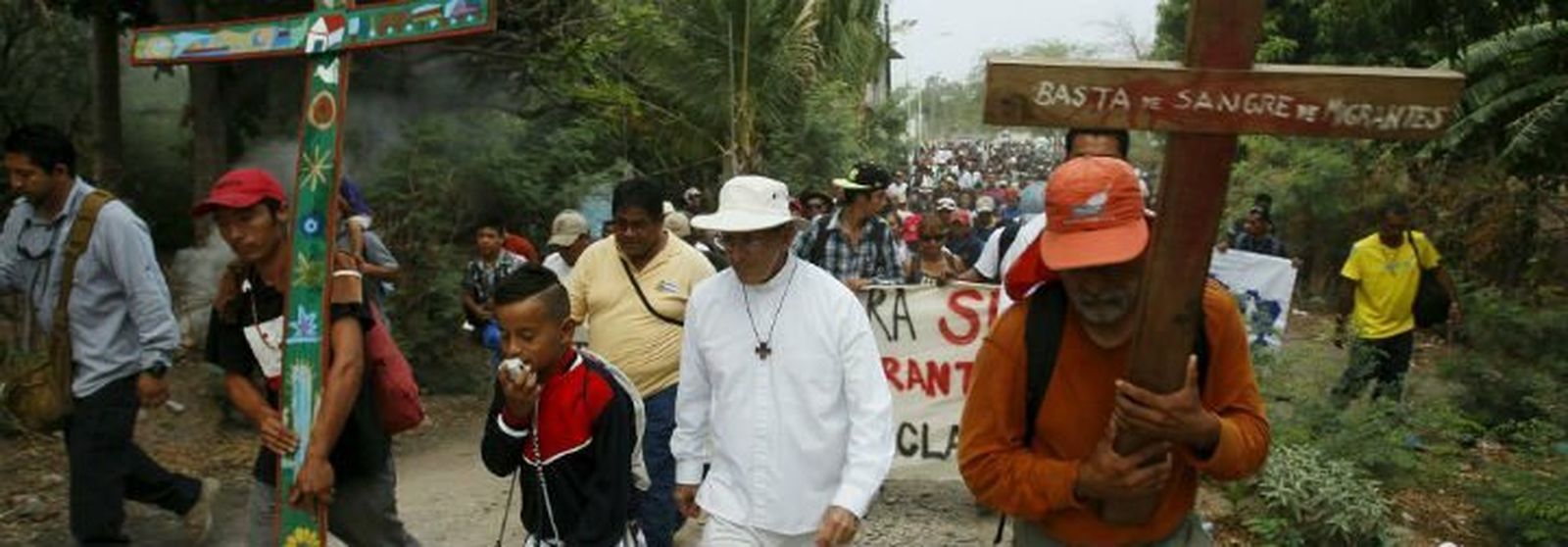 Solalinde, con emigrantes