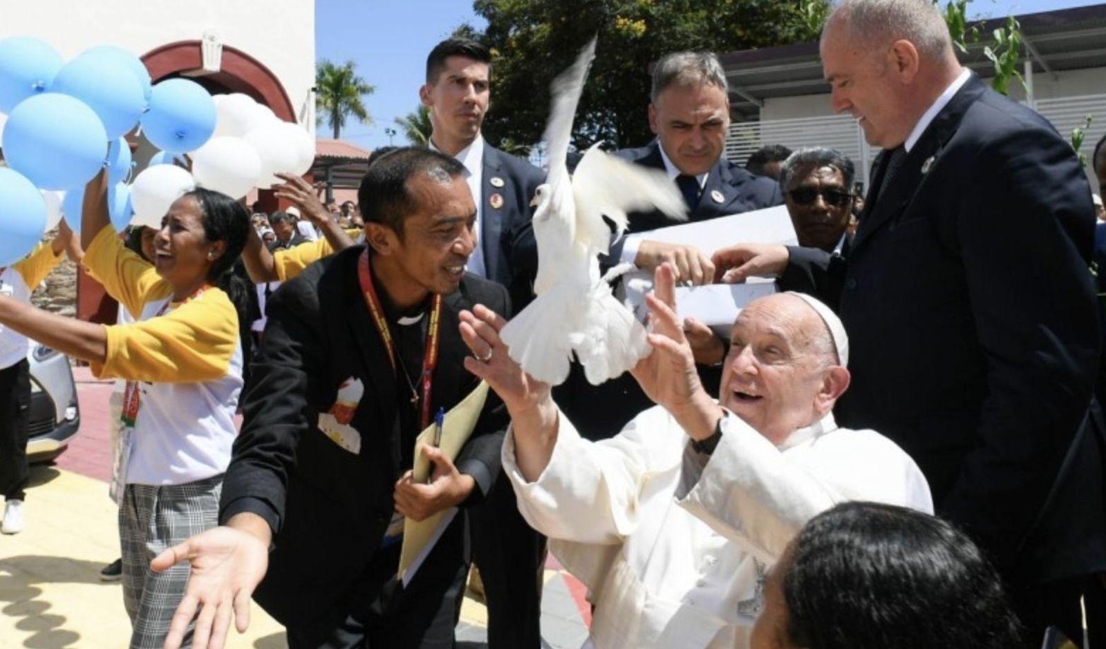 Francisco lanzó al cielo una paloma de la paz