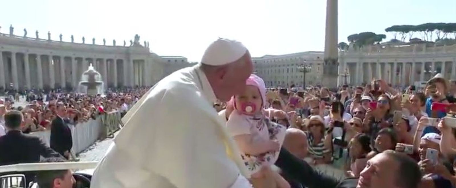 Francisco, con un bebé