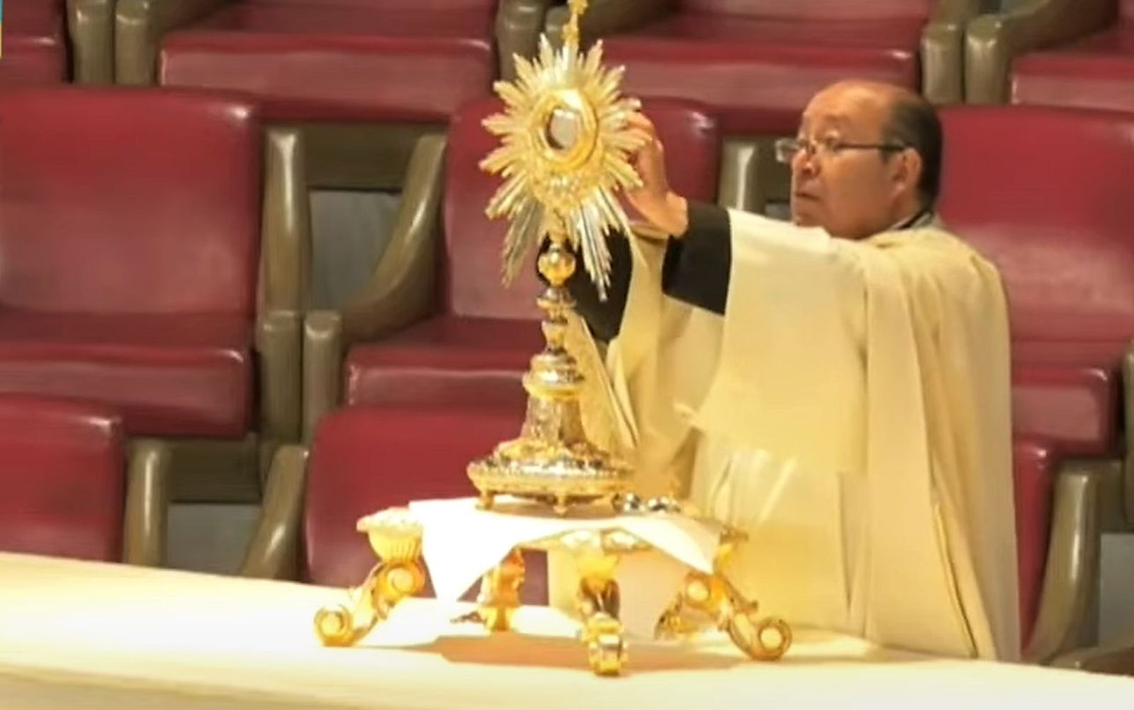 Coronavirus toma vida de sacerdote de Basílica de Guadalupe; Cardenal Aguiar Retes echa atrás reapertura de templos; Padre Manuel Corral, minimizando las muertes…