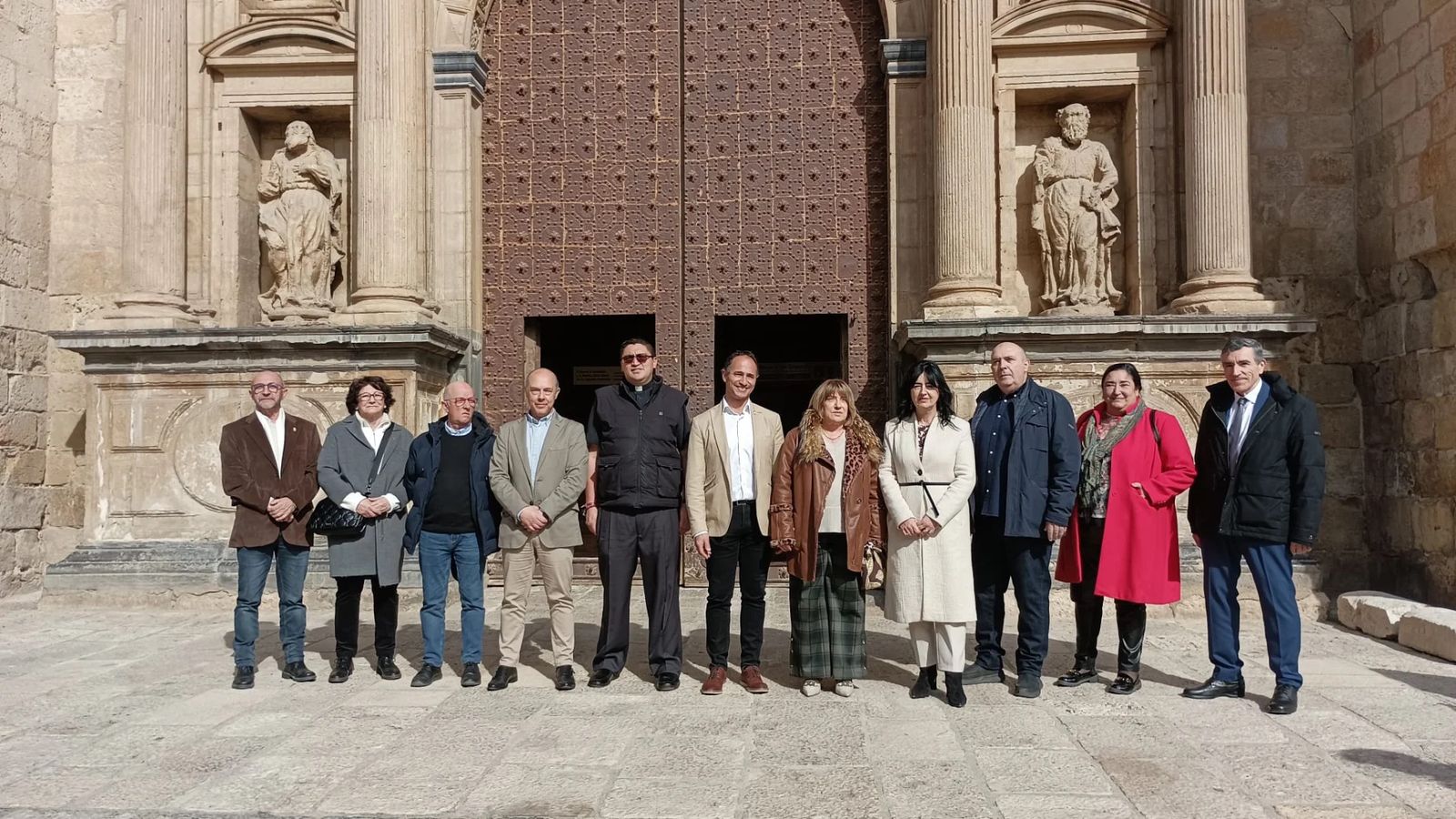 El párroco, Federico Castillo, acompañado de las autoridades