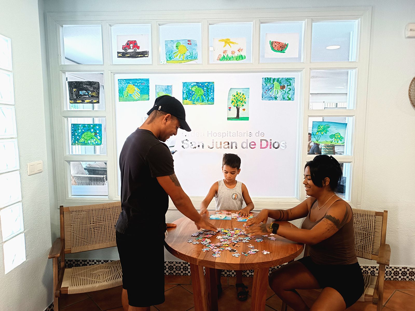 Yasmanis y Rachel con su hijo en el Centro de Protección Internacional de San Juan de Dios en Calahonda