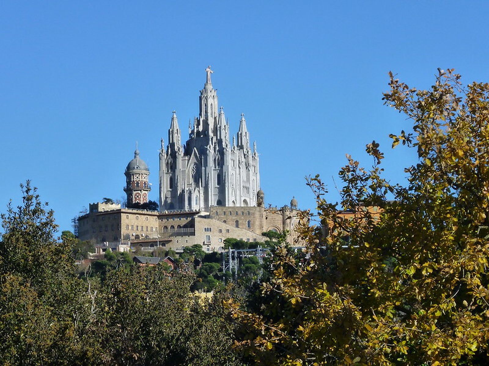 La Iglesia está en el mundo para  iluminar con su mensaje
