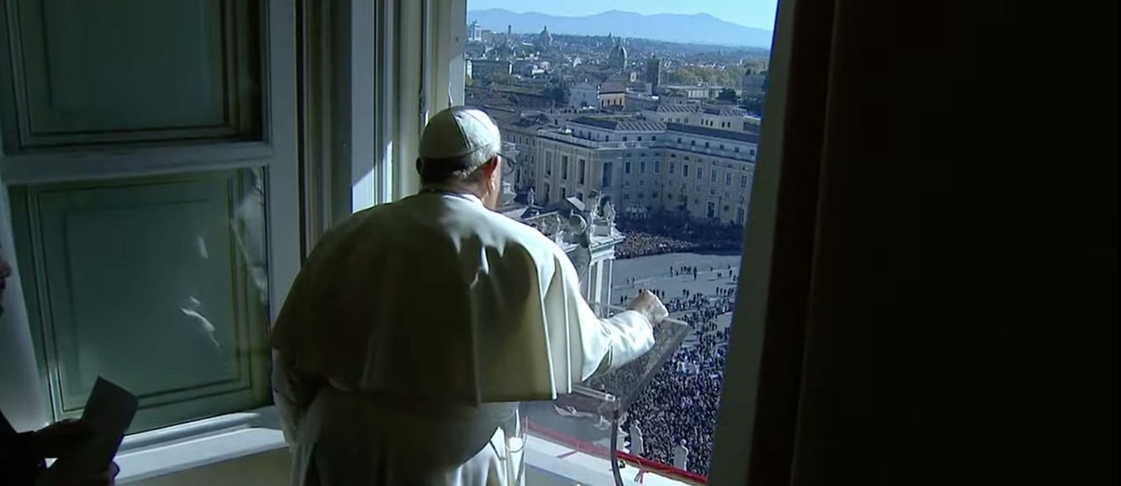 Francisco saluda a los fieles desde el balcón