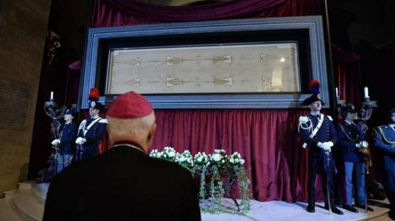 El arzobispo de Turín, ante la Sábana Santa