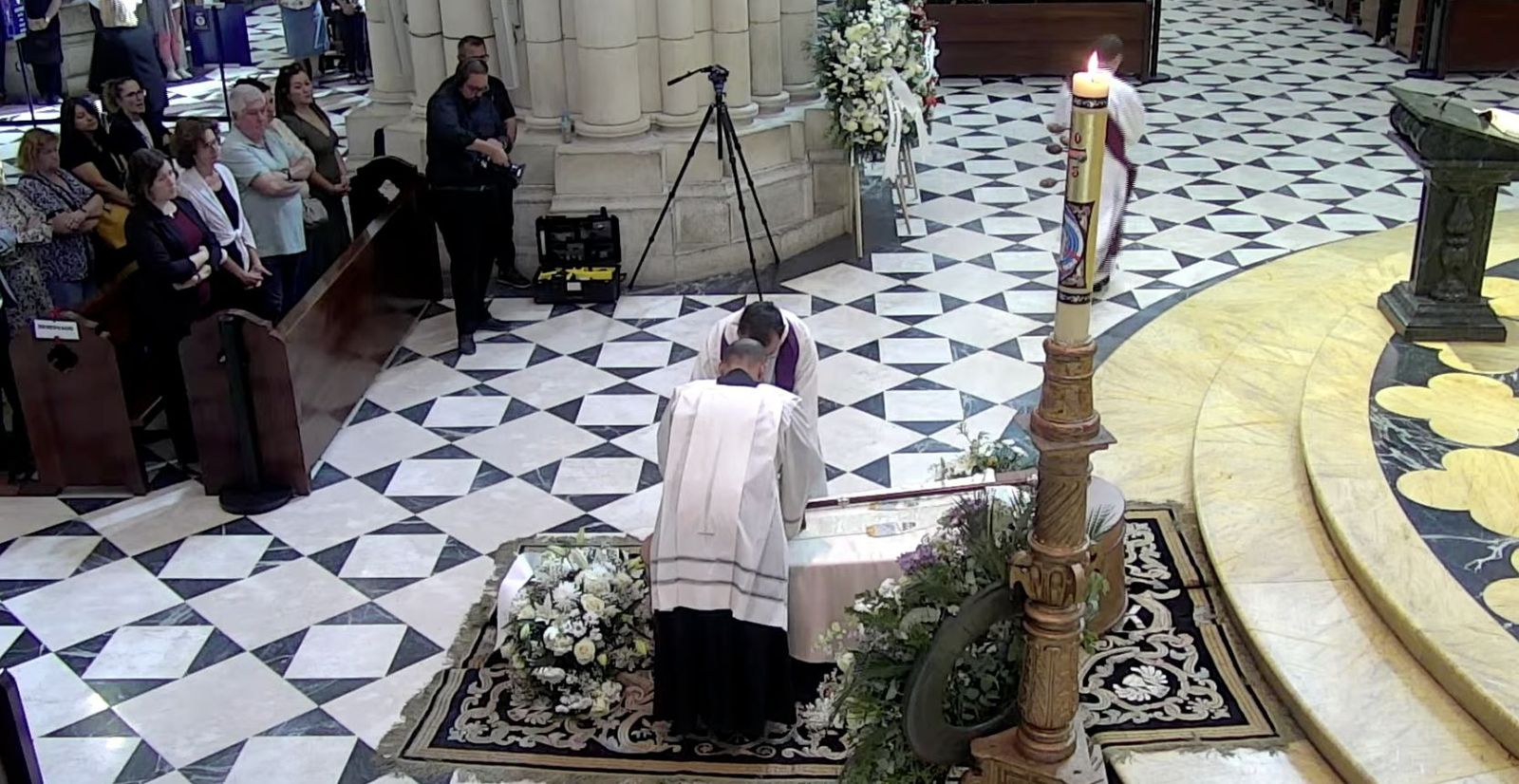 El ataúd del obispo auxiliar, con sus ornamentos episcopales