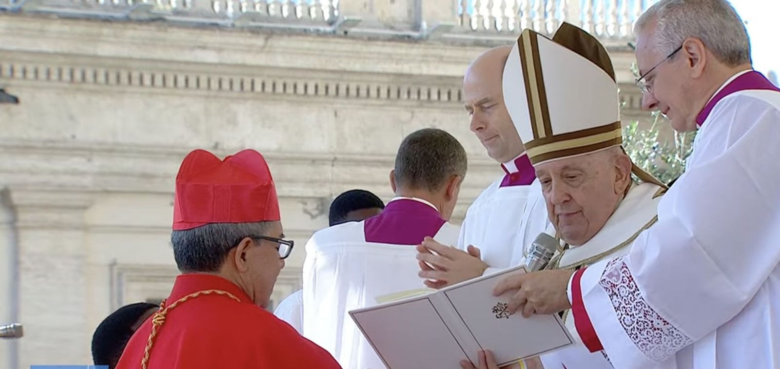 Francisco impone la birreta a Rueda Aparicio