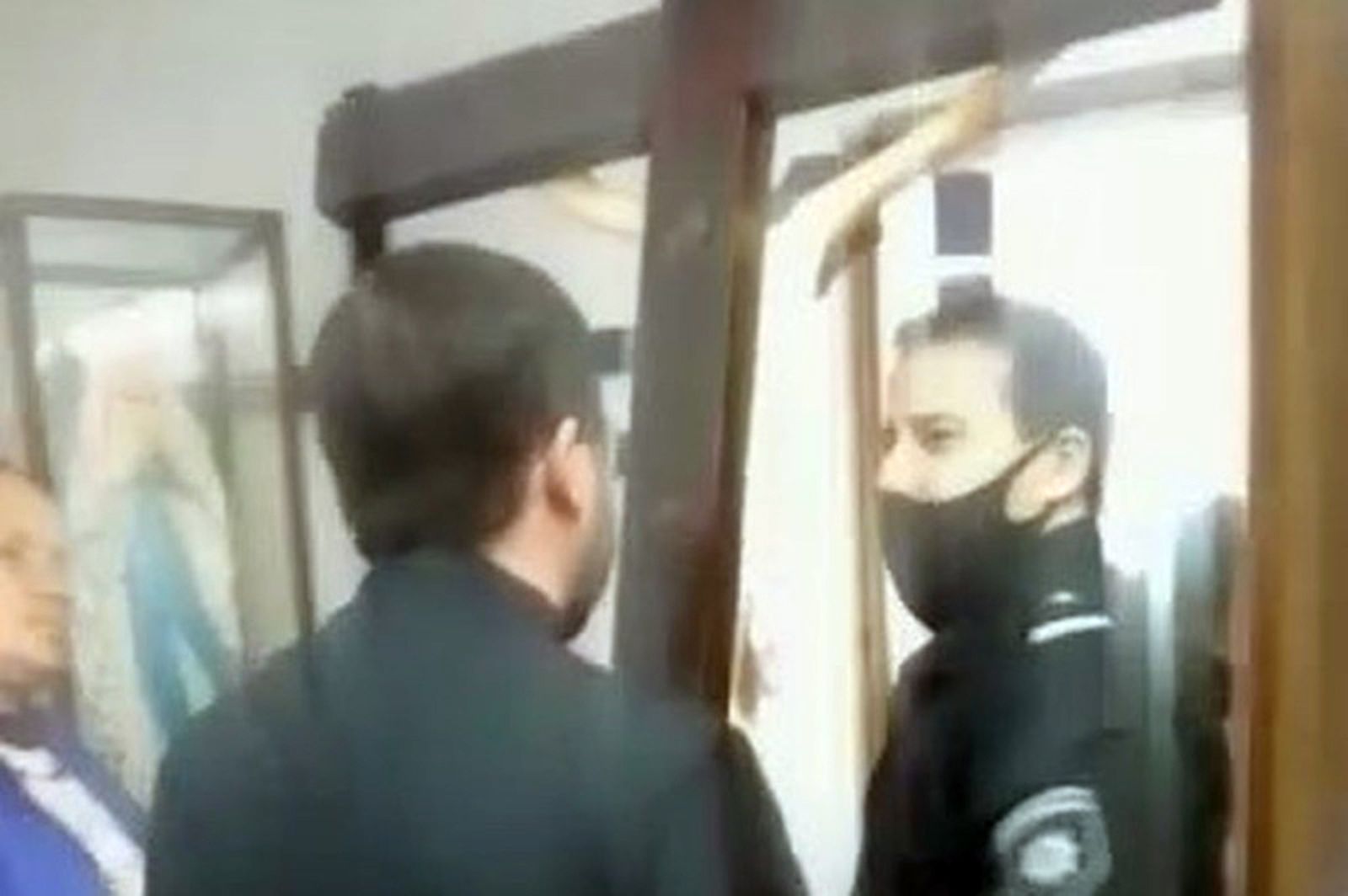 El párroco Andrés Quiroga con la cruz