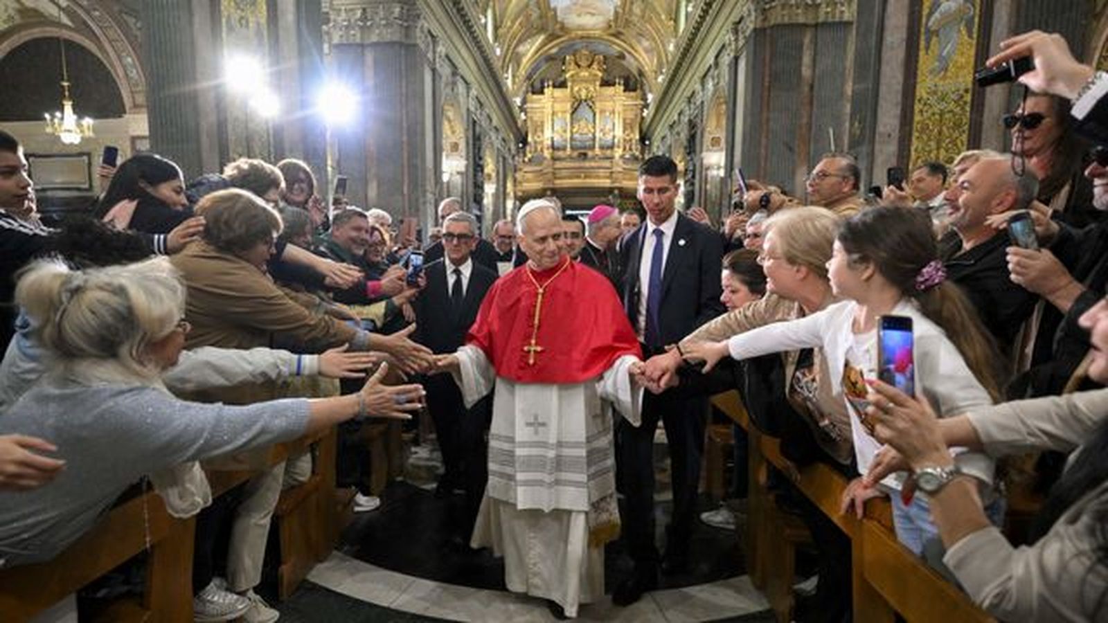 El Papa saluda a los fieles