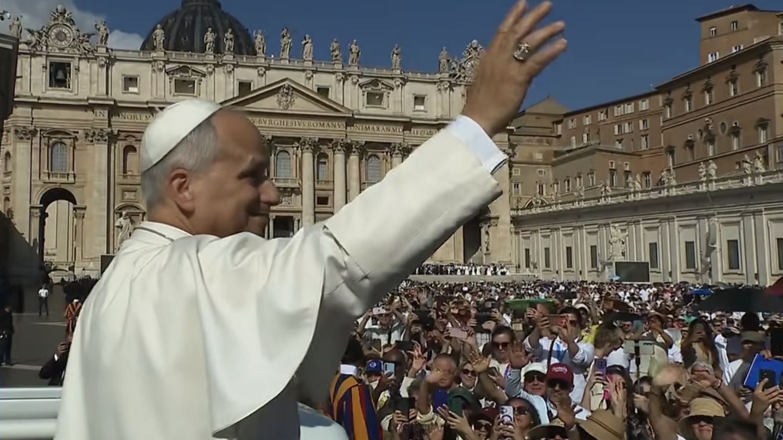 El Papa saluda a los fieles en la plaza de San Pedro