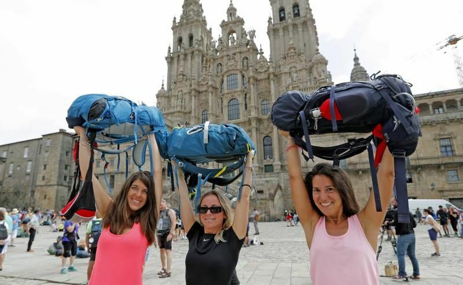 Turistas el la Plaza del Obradoiro