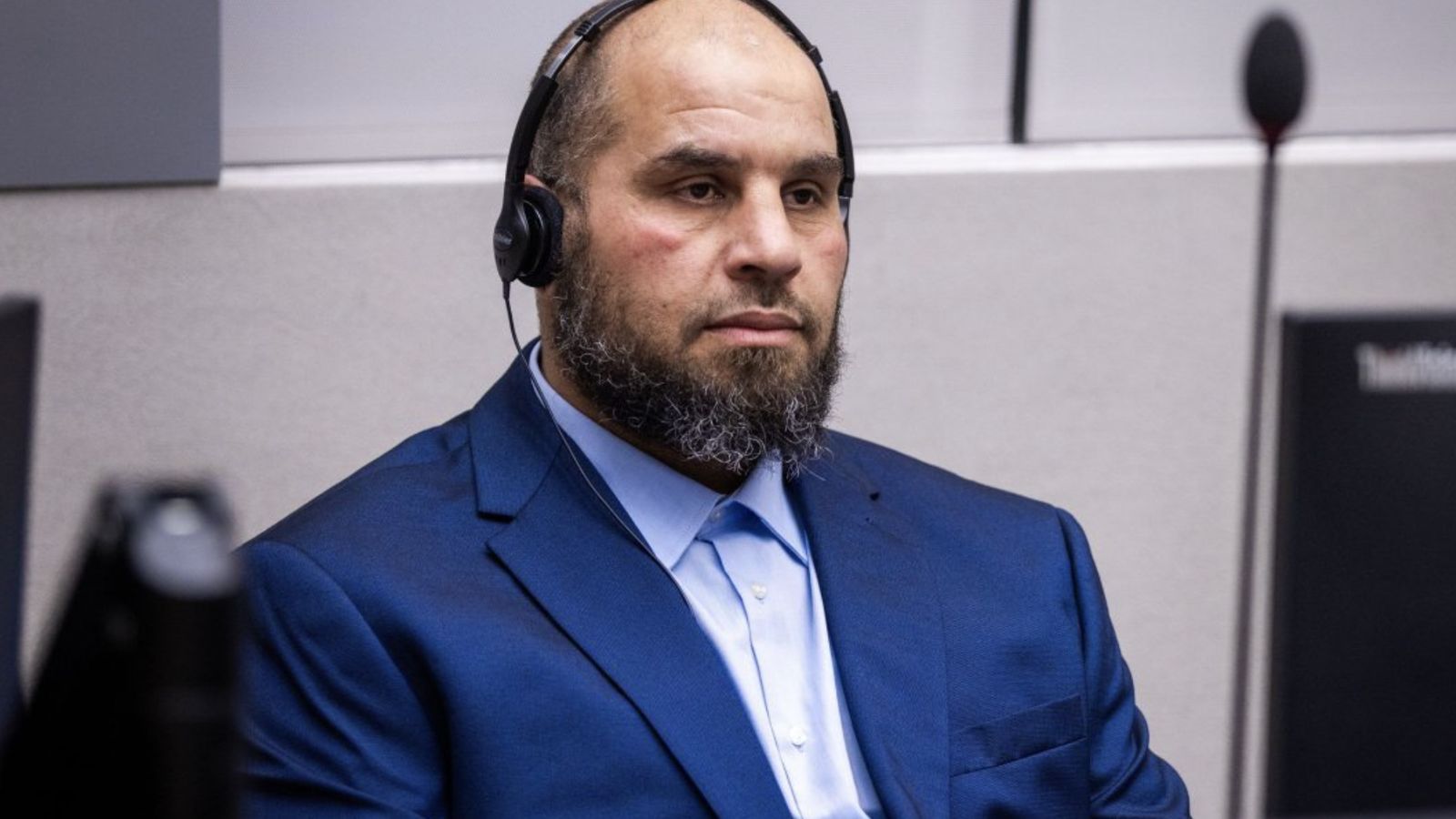 Khaled Mohamed Ali El Hishri está acusado por la Fiscalía de la Corte de 17 cargos de crímenes de lesa humanidad y crímenes de guerra 