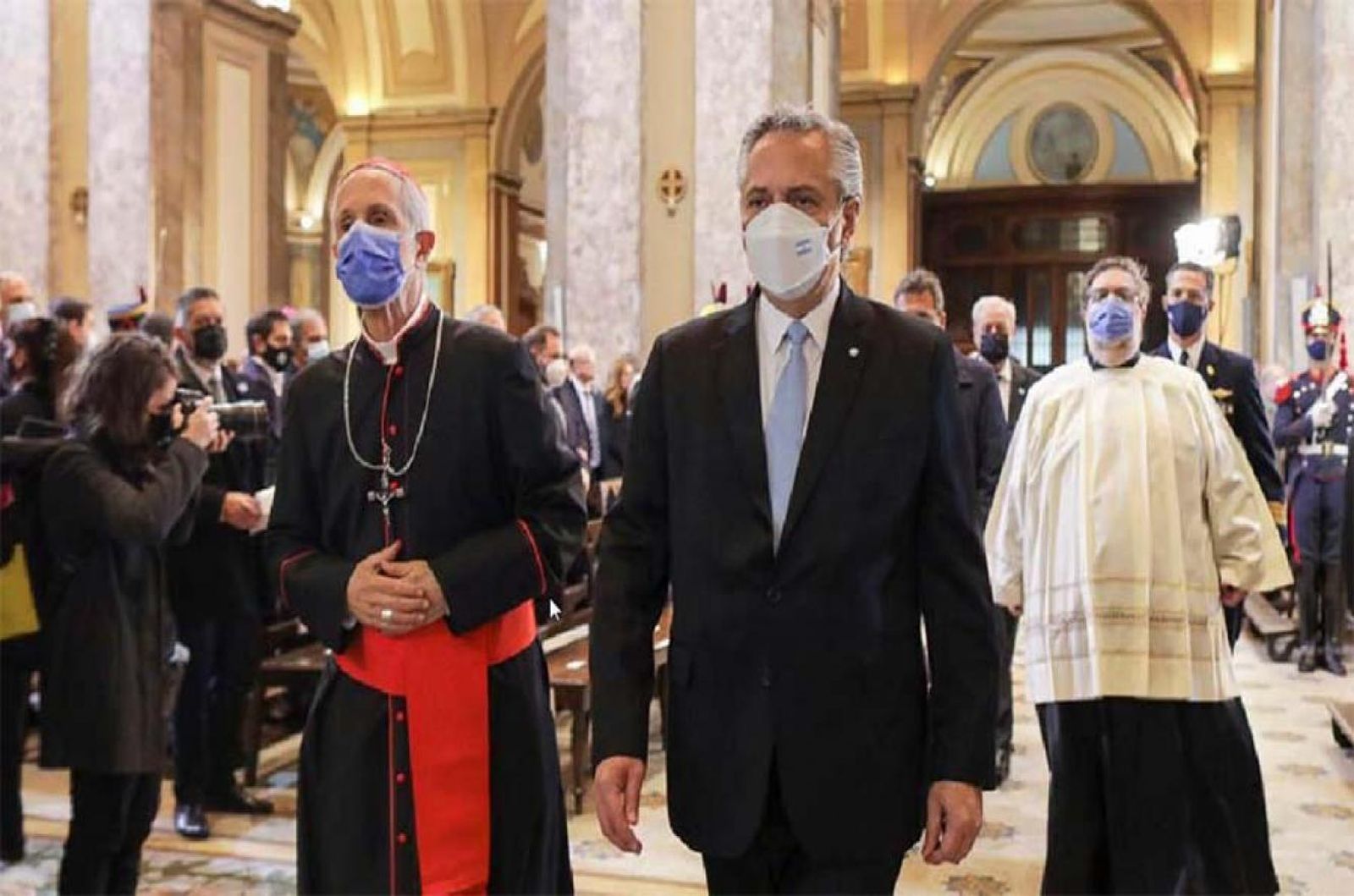 El cardenal Poli y el presidente Fernández, en el Tedeum de 2022