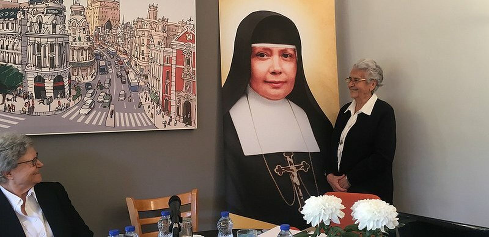 Mª Victoria, junto a un retrato de la fundadora