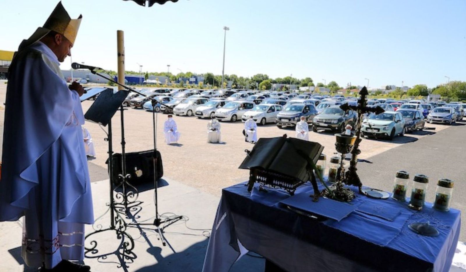 Misa en un párking de París