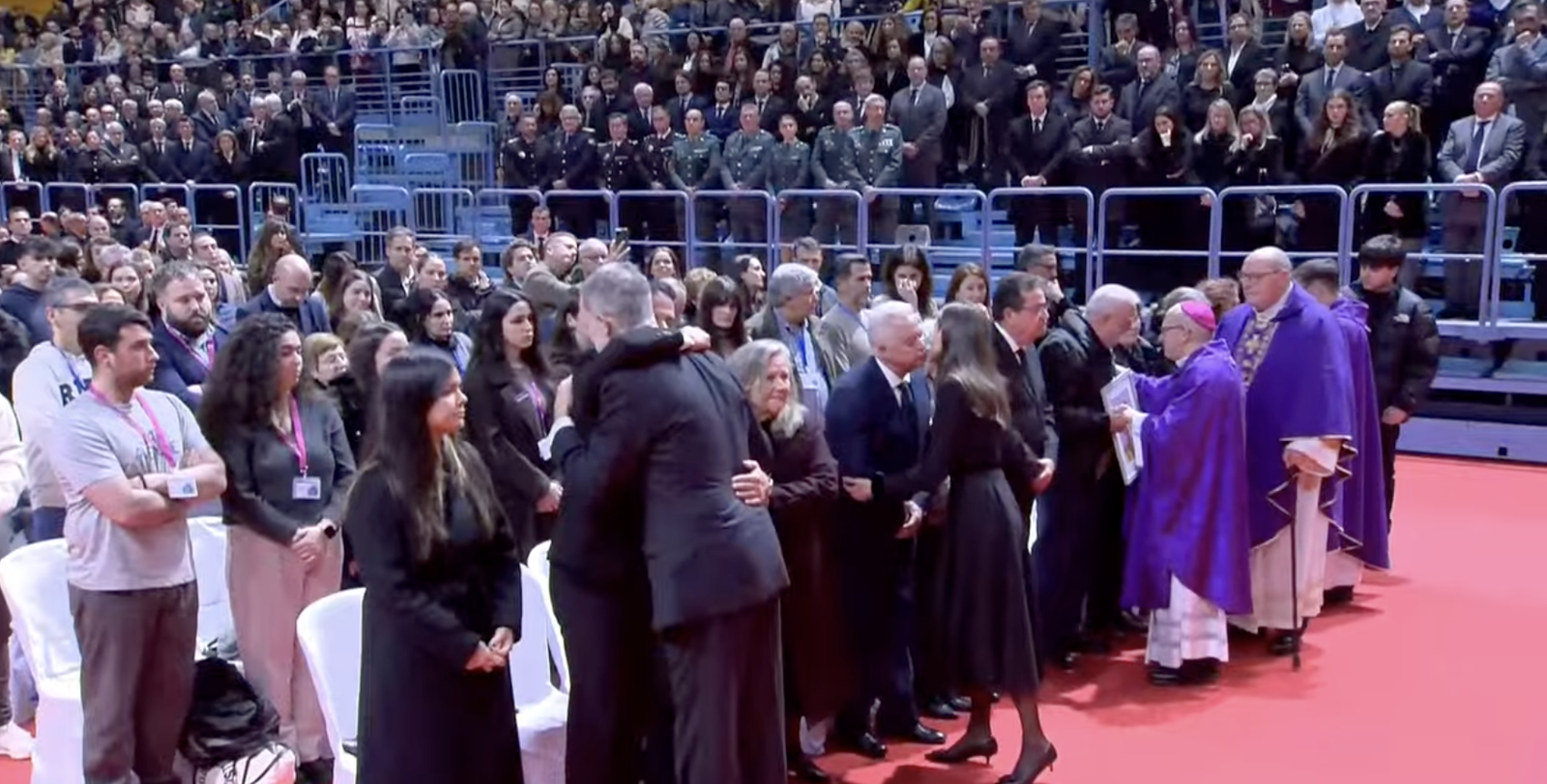 Los Reyes abrazan a las víctimas